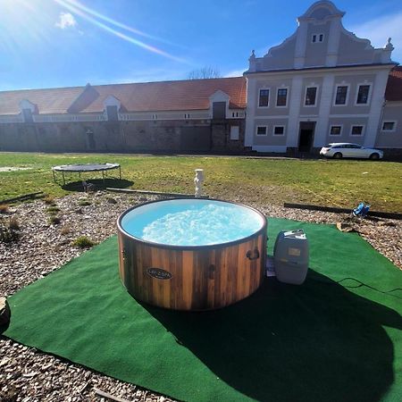 Chateau Moravany - Apartmany, Teepee A Wellness Ronov Nad Doubravou Zewnętrze zdjęcie