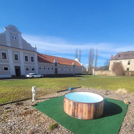 Chateau Moravany - Apartmany, Teepee A Wellness Ronov Nad Doubravou Zewnętrze zdjęcie