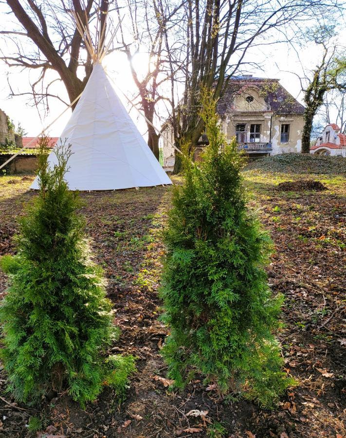 Chateau Moravany - Apartmany, Teepee A Wellness Ronov Nad Doubravou Zewnętrze zdjęcie