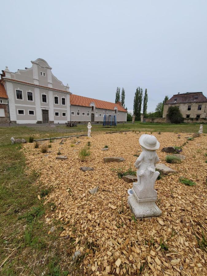 Chateau Moravany - Apartmany, Teepee A Wellness Ronov Nad Doubravou Zewnętrze zdjęcie