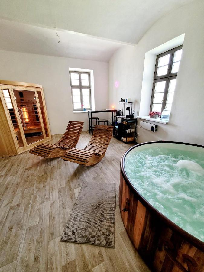 Chateau Moravany - Apartmany, Teepee A Wellness Ronov Nad Doubravou Zewnętrze zdjęcie