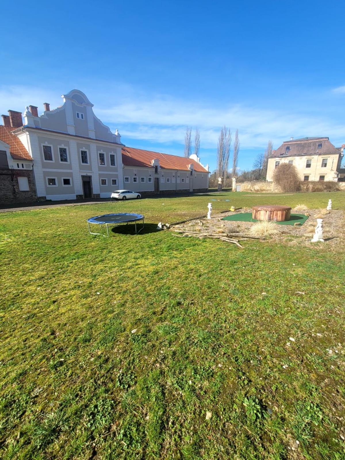 Chateau Moravany - Apartmany, Teepee A Wellness Ronov Nad Doubravou Zewnętrze zdjęcie