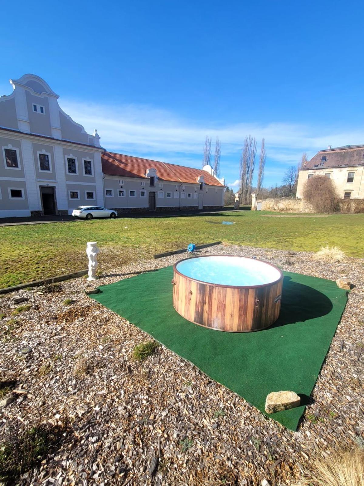 Chateau Moravany - Apartmany, Teepee A Wellness Ronov Nad Doubravou Zewnętrze zdjęcie