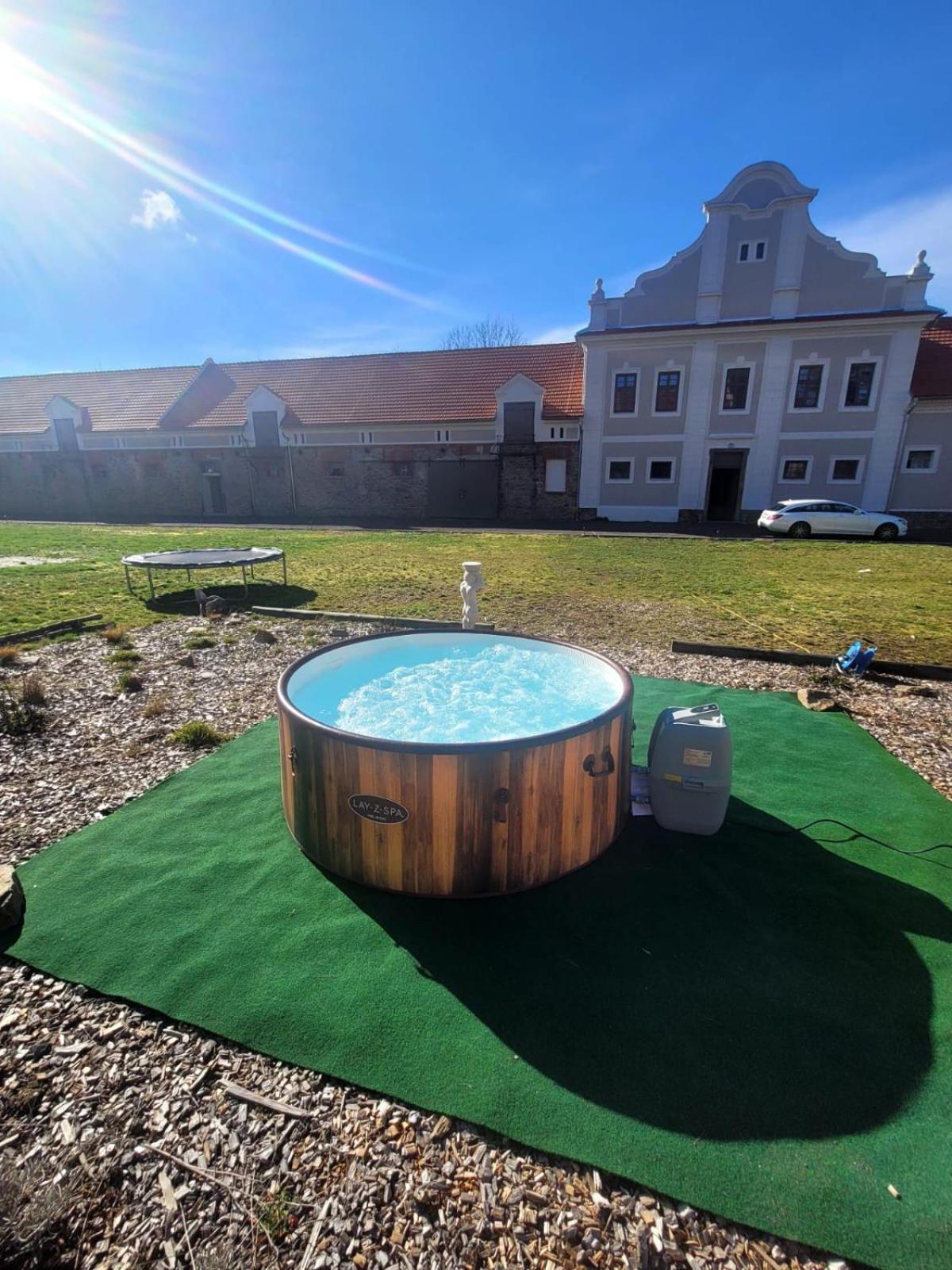 Chateau Moravany - Apartmany, Teepee A Wellness Ronov Nad Doubravou Zewnętrze zdjęcie