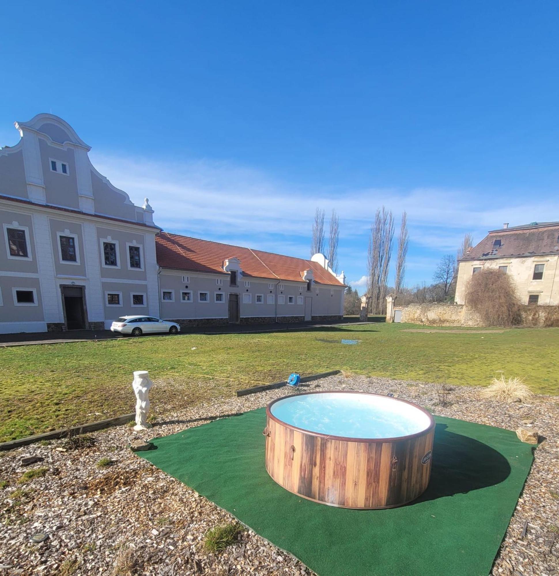 Chateau Moravany - Apartmany, Teepee A Wellness Ronov Nad Doubravou Zewnętrze zdjęcie
