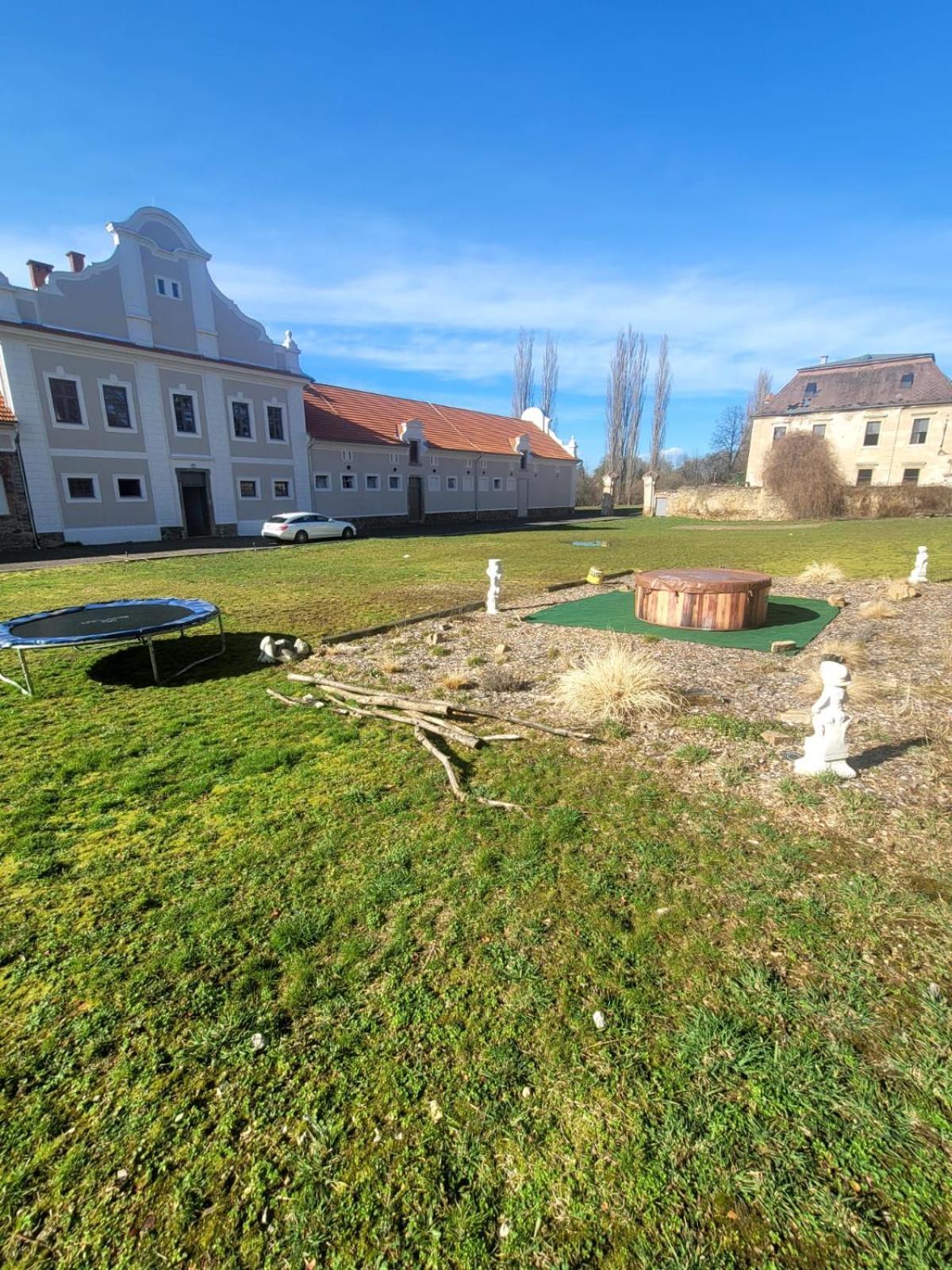 Chateau Moravany - Apartmany, Teepee A Wellness Ronov Nad Doubravou Zewnętrze zdjęcie
