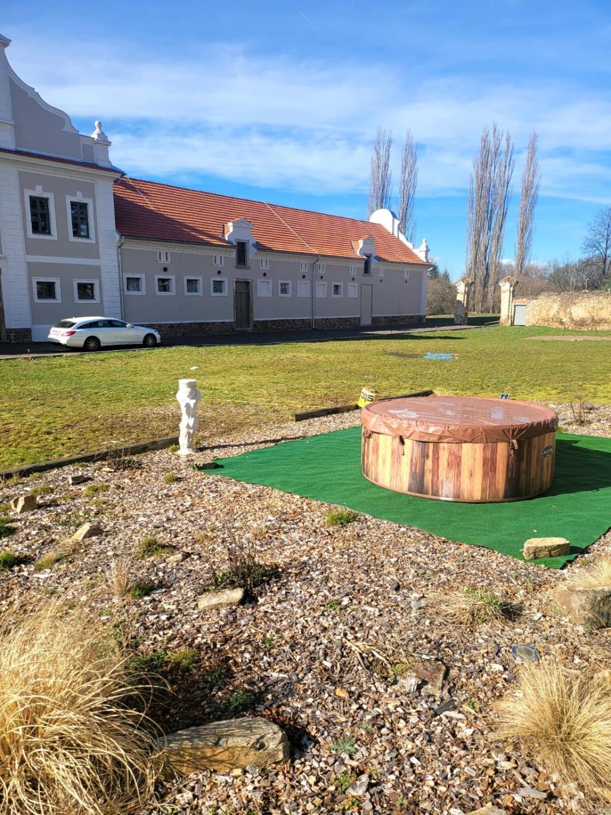 Chateau Moravany - Apartmany, Teepee A Wellness Ronov Nad Doubravou Zewnętrze zdjęcie
