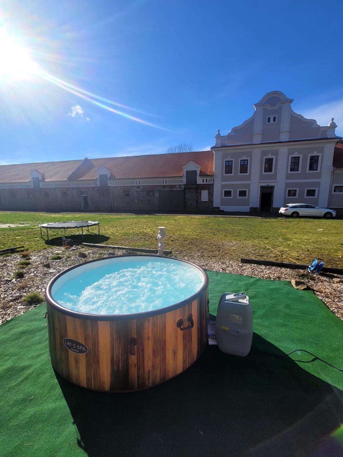 Chateau Moravany - Apartmany, Teepee A Wellness Ronov Nad Doubravou Zewnętrze zdjęcie